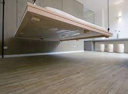 Sehen sie sich genau in ihrem zimmer um und entscheiden sie sich dann, wo ihr bett hin soll. Platzsparende Idee Bett An Der Decke Befestigen Renato Arrigo Space Saving Beds Tiny Apartment Bed Linens Luxury
