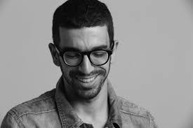 בחודש האחרון קרה משהו. כאשר הגיעה התקופה ההזויה הזו, הכל התבטל וכולנו  הסתגרנו בבתים. ראינו עוד ועוד חברים, מכרים וקולגות מחכים בביתם, מרגישים  מרוקנים מיצירתיות ומחכים שהסערה תעבור. ואז יש את חנניה.