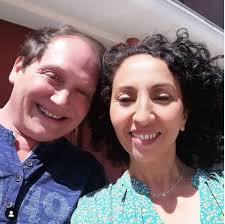 Bonjour les fans avec la lumineuse Soria Moufakkir qui incarne avec finesse  la gentille Yasmine Bendjelloun. La photo avec Christophe Favre est  formidable.