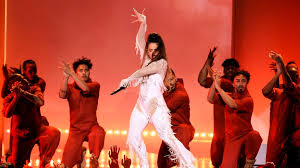 Here the user, along with other real gamers, will land on a desert island from the sky on parachutes and try to stay alive. Rosalia Imita Shakira Canta Ozuna En Nuevo Video