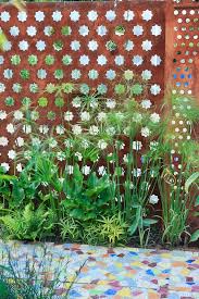 Jardin Locus Genii Le Genie Est Partout Par Giga G Italie Un Moucharabieh De Metal Des Papyrus Jardin De Chaumont Jardins Paysagiste