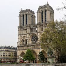 Une immense émotion s'est propagée dans le monde. Notre Dame De Paris Cette Tendre Photo Prise Juste Avant L Incendie Qui Fait Le Buzz Femme Actuelle Le Mag