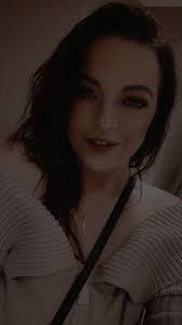 Leah Floyd's Instagram, Twitter & Facebook