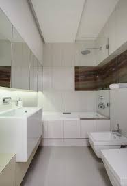 Kleines Bad Einrcihten Weiss Badewanne Dusche Glaswand Spielschrank Led Streifen Badezimmer Klein Kleines Bad Einrichten Bad Einrichten