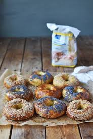 Carrot Bagel Und Fruhlingsaufstriche Bereit Fur Den Edeka Backzauber Knusperstubchen Rezept Brot Und Butter Edeka Bagel
