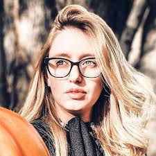 Carol Capes's Instagram, Twitter & Facebook