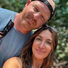 Neutral statement piece ideas for boys' bedroom