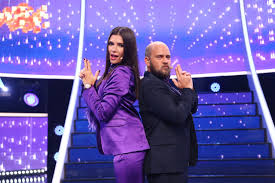 The show is hosted by cosmin seleși and alina pușcaș. Show Ul Te Cunosc De Undeva Isi AflÄƒ SambÄƒtÄƒ CastigÄƒtorul Sezonului Xv Bravo Net