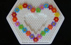 Cadre Photo Coeur Et Fleurs En Perles Hama Pour La Fete Des Meres Cadre Photo Coeur Motifs Perles Hama Motifs Perler