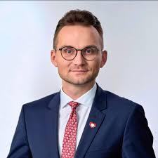 Samotność. Partyjni koledzy zostawili. Tak kończy człowiek, który podzielił  naród kłamstwem smoleńskim. Panie Macierewicz, rozliczy pana niezależna  prokuratura. Wyrok wyda niezależny sąd. Wyląduje pan na śmietniku historii,  bo tam jest pana miejsce.