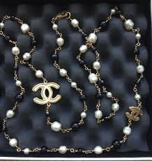 Black And Gold Necklace Fashion Jewelry Chanel Necklace With Black Beads And Pearls And Gold Cc Jewelry Watches Fashion Jewelry Neckla Black Gold Jewelry Chanel Necklace Chanel Jewelry Necklace