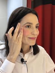 Vanessa Rozan testa produto nacional que imita "blush da Selena Gomez"