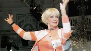 Bergman verloor op jonge leeftijd haar beide ouders en werd door familieleden opgevoed. Mit Blumen So Feiert Ingrid Van Bergen Ihren 90 Geburtstag Promiflash De