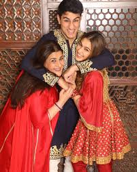 Sara Ali Khan Enjoys A Blissful Diwali With Her Mother Amrita Singh Brother Ibrahim Ali Hungryboo Sara Ali Khan Bollywood Stars Celebrities