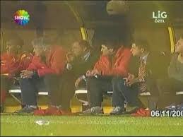 Galatasaray teknik direktörü fatih terim, kasımpaşa maçının sonuna eklenen 5 dakikalık uzatmaya tepki göstererek, soyunma odasına gitti. Kadikoy Sigarasi 6 0 Faciasi Youtube