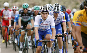 Imagen de remco evenepoel en el tour de polonia, dedicándole la victoria a fabio jalobsen. Evenepoel El Messi De La Bicicleta El Diario Vasco