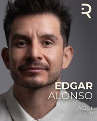 EDGAR ALONSO Licenciado en actuación por la Escuela Nacional de Arte  Teatral. Continúa su formación en talleres como: Laboratorio de cine  impartido por Humberto Busto, Actuación para cine impartido por Gabriela  Cartol