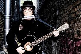 Il 4 ottobre uscirà infatti, zero il folle (tattica), il nuovo disco di inediti di renato zero. Renato Zero La Vetrina Il Video Del Nuovo Singolo Del Cantautore