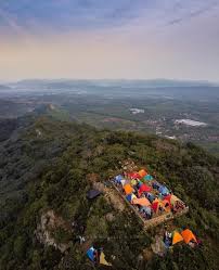 Anda tidak akan menemukan informasi tentang pemandian air panas, air terjun, villa, hotel, dan tempat wisata lainnya disini. Gunung Kapur Bogor Salah Satu Rekomendasi Tempat Camping Keluarga Yang Wajib Kamu Coba Gunung