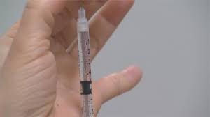 麻腮风三联疫苗（英語：measles mumps and rubella vaccine, mmr），港澳台译为麻疹腮腺炎德國麻疹混合疫苗，，大陆简稱麻腮风疫苗，是预防麻疹、腮腺炎、风疹（德國麻疹）的疫苗，由三種疾病病毒的活性減毒性病毒混合而成，是以注射的方式施打疫苗。 La7ikagv2e 3m