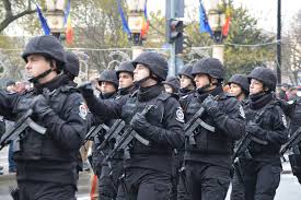 O polițistă a căzut din mașină. Proteste De 1 Decembrie La BucureÈ™ti È™i Alba Iulia Se RepetÄƒ Incidentele Din 10 August