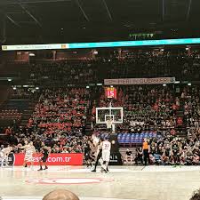 Στο αισθητικό σύμπαν του giorgio armani, οι παίκτες της olimpia milano επιλέγουν skinny jeans αλλά και πιο χαλαρά, μαλακά φούτερ και hoodies, t shirts με logos ή αφαιρετικά μοτίβα σε λευκό, μαύρο, γκρι. The Expectation Of History Still Weighs On Milano Ballineuropeballineurope