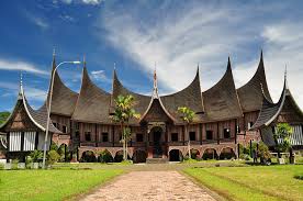 Jenis rumah ini didirikan dengan tiang yang tingginya sekitar 2 m. Rumah Adat Sumatera Barat Ragamkita