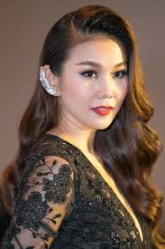 Thanh Hằng diện đầm 200 triệu đồng, khoe vòng 1 gợi cảm