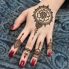 Contoh gambar henna simple atau biasa di kenal dengan istilah henna for fun. Gambar Bunga Di Tangan Pakai Henna