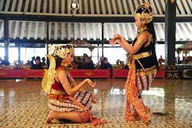 Gerakan tari ini memang sekilas menyerupai tari saman dari aceh. Makna Dan Sejarah Tari Beksan Srikandi Suradewati Sering Jalan