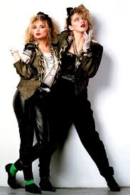 Plongez dans cette décennie grâce à ce survêtement pour homme typique ! Deguisement Annee 80 Les Looks Star Qui Assurent Lors D Une Soiree