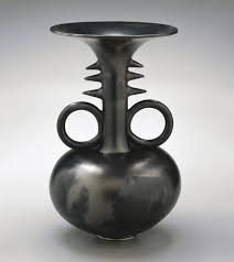 Magdalene Odundo Is A Ceramic Artist Interested In The Global History Of Pottery And In Artists Relation African Pottery Ceramic Artists Contemporary Ceramics