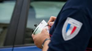 Les écouteurs, casques, oreillettes, sont interdits au volant. Est Ce Vrai Que L Amende Est Passee De 135 A 1500 Pour Non Respect Du Confinement Ou Du Couvre Feu