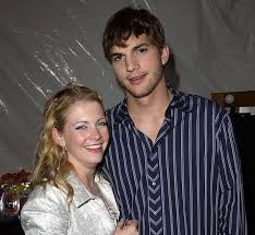 Bun venit pe pagina pentru orice nelămurire scrieți un mesaj veți primi un mesaj automat atunci când nu este nimeni din. The Real Reason Melissa Joan Hart Just Didn T Get Along With Ashton Kutcher