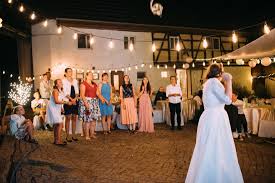 Jeder brautkleid kann maßgeschneidert werden. Hochzeit Auf Einem Bauernhof I Hochzeitskapelle Callenberg