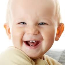 Das erste strahlende und zahnlose lächeln ist so unbeschreiblich schön, dass man es ehrlich gesagt kaum in worte fassen kann. Babyentwicklung So Entwickeln Babys Einen Sinn Fur Humor