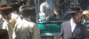 حافلات الاحتشام ـ محكمة إسرائيلية تفصل بين الجنسين في وسائل النقل – DW –  201129