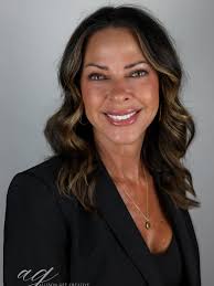 I'm Allison Gee—the artist behind Allison Gee Creative. I'm an elevated  lifestyle photographer based in Mississippi, collaborating with clients  across the South for over a decade. My work is rooted in storytelling,