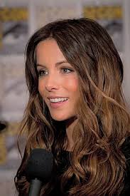 Kate beckinsale liegt im bett und hält ihr neugeborenes baby liebevoll im arm. Kate Beckinsale Geburtstag Alter Und Sternzeichen