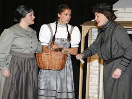 Dorothy gale (judy garland) is an orphaned teenager who lives with her auntie em (clara blandick) and uncle henry (charley grapewin) on a kansas farm in the early 1900s. The Wizard Of Oz
