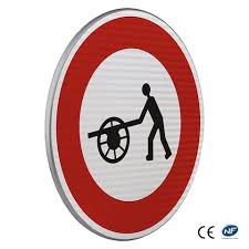 Le panneau d'interdiction a pour symbole universel un cercle rouge et un pictogramme barré. Panneau D Interdiction B9e Acces Interdit Aux Voitures A Bras