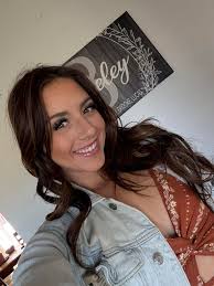 Calling all moms interested in learning sign language and supports me!  Follow my page: Jossie's Vibrant Vista I'll follow back if you have a  Facebook page as well! Thank you! 💖📣