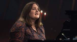 Buchpremiere von giulia beckers roman 'das leben ist eins der härtesten im ocelot, berlin. Giulia Becker Ich Will Nicht Die Deutsche Adele Sein Sz Magazin