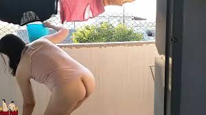 Dona de casa trabalhando sem calcinha na varanda