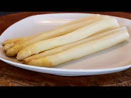 Um den frischen spargel von sandresten zu befreien, muss er unter fließendem wasser gewaschen werden tipp: Basic Weissen Spargel Kochen Youtube
