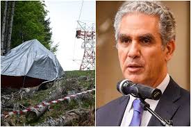 La cabina n.3 si avvicina lentamente alla stazione di arrivo mottarone, a bordo quindici persone tra cui il piccolo eitan, il bambino unico sopravvissuto, il sono immagini esclusive, quelle diffuse in esclusiva dal tg3. Fwhcef 0u2j4pm