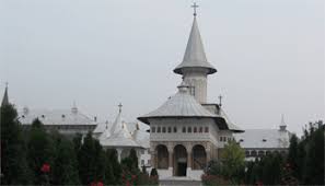 Lli academy aplică o curriculă românească la standarde internaționale (prin programul international baccalaureate) care înseamnă respectarea programei romînești însă aplicarea unor standarde educaționale înalte. Noua Programa De Religie In Proiect