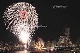 2021年6月2日に横浜開港祭が行われます。 例年だと70万人が集まる人気のイベントということで注目。 開催は、まだ分かりませんが、シークレット花火も行われます♪ 横浜開港祭の概要や花火についてお伝えします。 横浜開港祭2021はいつ？ 横浜開港祭2021年は6月2日（水）に行われます。 æ–°å­å®‰ã‹ã‚‰è¦‹ãŸæ¨ªæµœé–‹æ¸¯ç¥­èŠ±ç« å†™çœŸç´ æ 5211169 ãƒ•ã‚©ãƒˆãƒ©ã‚¤ãƒ–ãƒ©ãƒªãƒ¼ Photolibrary
