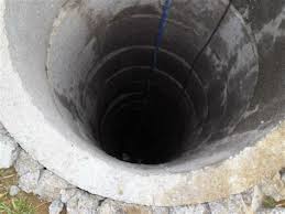 Il pozzo artesiano è un pozzo in cui l'acqua sgorga naturalmente, senza l'aiuto di mezzi meccanici come le pompe sommerse. Pulizia Pozzi Artesiani Roma Rapido Efficiente Economico Chiama