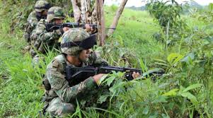 El comandante del ejército colombiano, general eduardo zapateiro, confirmó este viernes que fue retirado el sargento juan carlos díaz. Ejercito Colombiano Captura A Dos Disidentes De Farc Por Presunto Reclutamiento De Ninos El Comercio